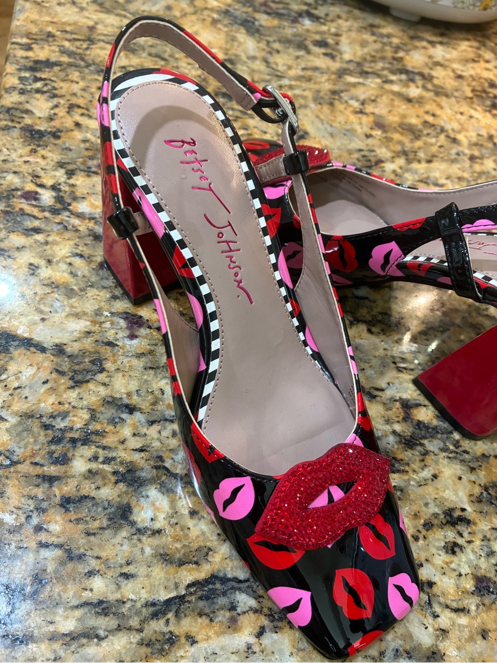 Betsey Johnson size 5 Black Patent Slingback Heels with Pink & Red Lip Print